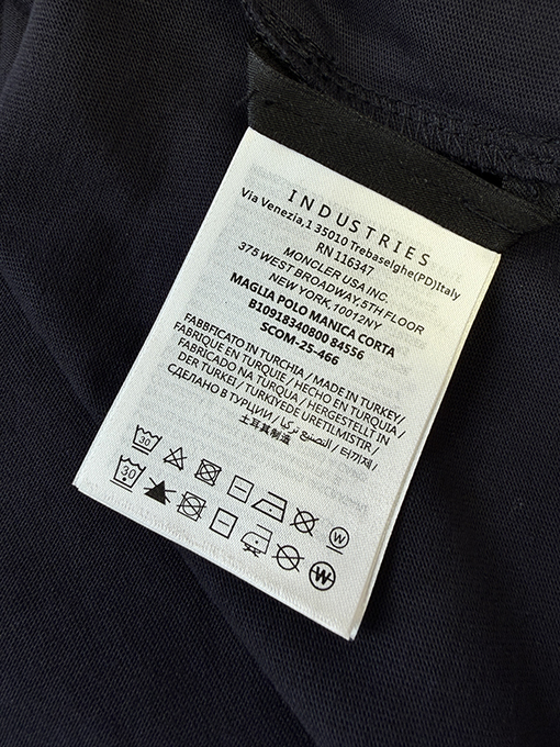 モンクレール Moncler ネックラインに刺繍ロゴが入ったカラーブロックの半袖Tシャツ