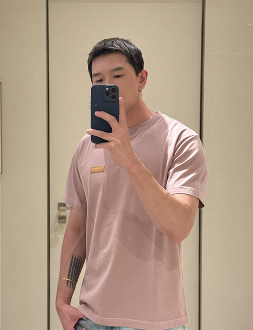 ルイヴィトンスーパーコピー レザーロゴ半袖Tシャツ