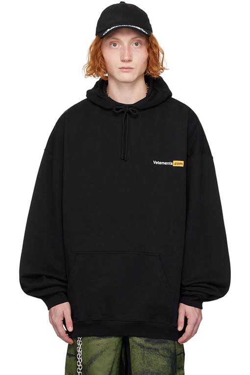ヴェトモン VETEMENTS フロントとバックにウォッシュをしたレタープリントのフード付きスウェットシャツ