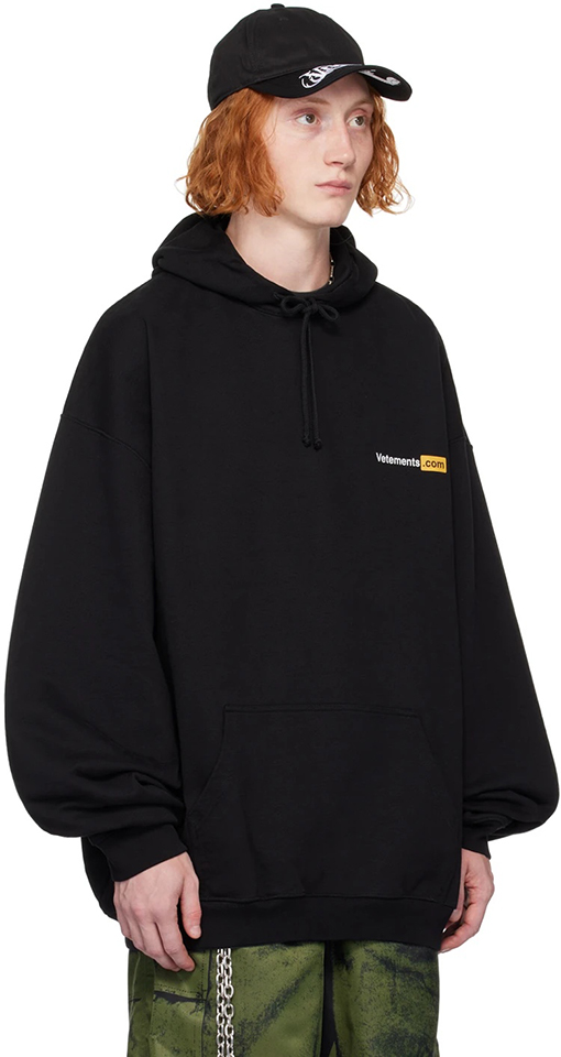 ヴェトモン VETEMENTS フロントとバックにウォッシュをしたレタープリントのフード付きスウェットシャツ