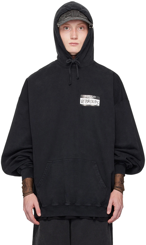 ヴェトモン VETEMENTS フロントとバックにレタリングがったウォッシュのフード付きスウェットシャツ