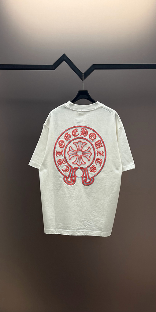 クロムハーツコピー フロントとバックにクラシックなロゴ刺繍がされた半袖Tシャツ