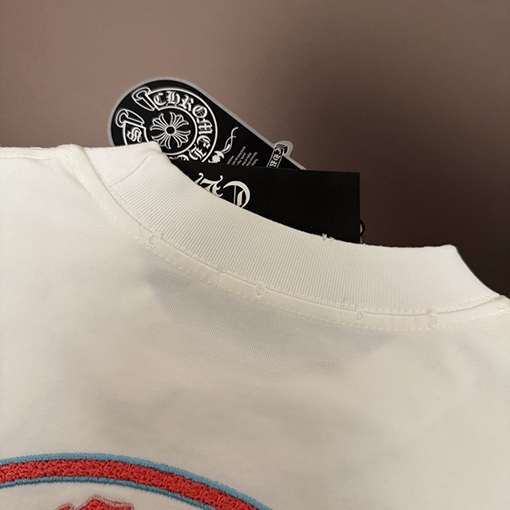クロムハーツコピー フロントとバックにクラシックなロゴ刺繍がされた半袖Tシャツ