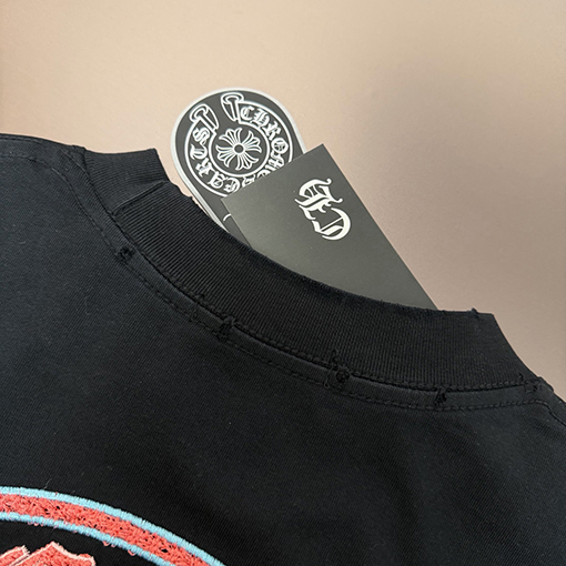 クロムハーツコピー フロントとバックにクラシックなロゴ刺繍がされた半袖Tシャツ