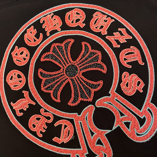 クロムハーツコピー フロントとバックにクラシックなロゴ刺繍がされた半袖Tシャツ