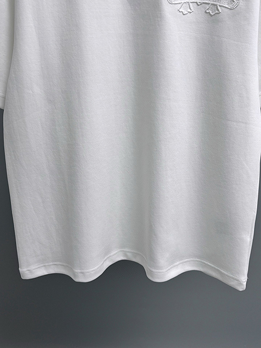 クロムハーツ 胸の後ろに重なりう刺繍がされた半袖Tシャツ