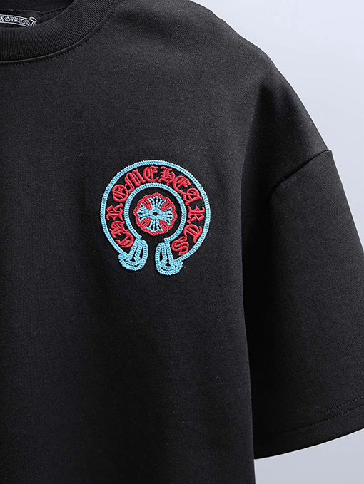 クロムハーツ 新モデル胸の後ろに重なりう刺繍がされた半袖Tシャツ