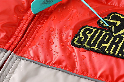 シュプリームコピー  WEEK9 Shiny Down Puffer Jacke 光沢のあるロゴ入りフード付きコンフォートカジュアルジャケット