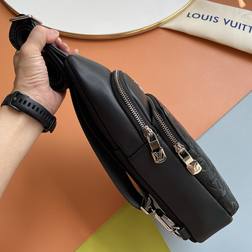 ルイヴィトンコピー LV クラシックエンボスメンズチェストバッグ