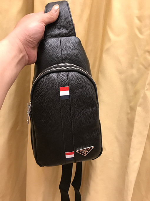 プラダコピー ツートンカラーのメンズチェストバッグ