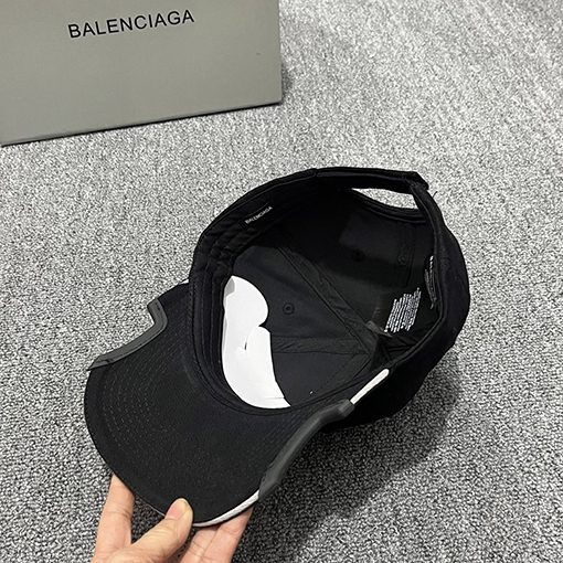 バレンシアガ BALENCIAGA クラシックな刺繍入りベースボールキャップ