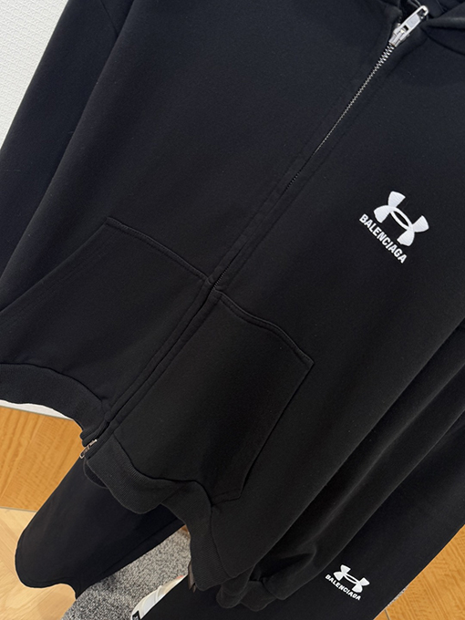 バレンシアガ ロゴ入りジップアップジャケットとストレートレッグパンツのスーツ