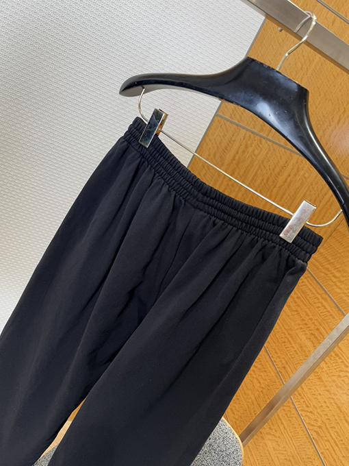 バレンシアガ ロゴ入りジップアップジャケットとストレートレッグパンツのスーツ