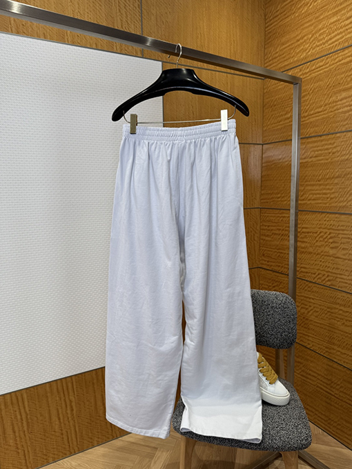 バレンシアガ ロゴ入りジップアップジャケットとストレートレッグパンツのスーツ