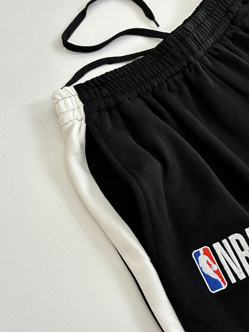 バレンシアガ NBAとの共同円形刺繍入りストレートレッグカジュアルパンツ