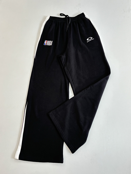 バレンシアガ NBAとの共同円形刺繍入りストレートレッグカジュアルパンツ
