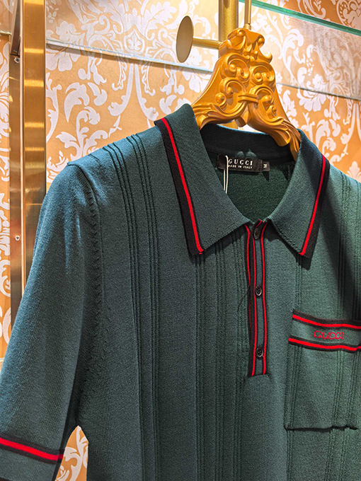 グッチ Gucci 胸に文字が刺繍されたニットセーター