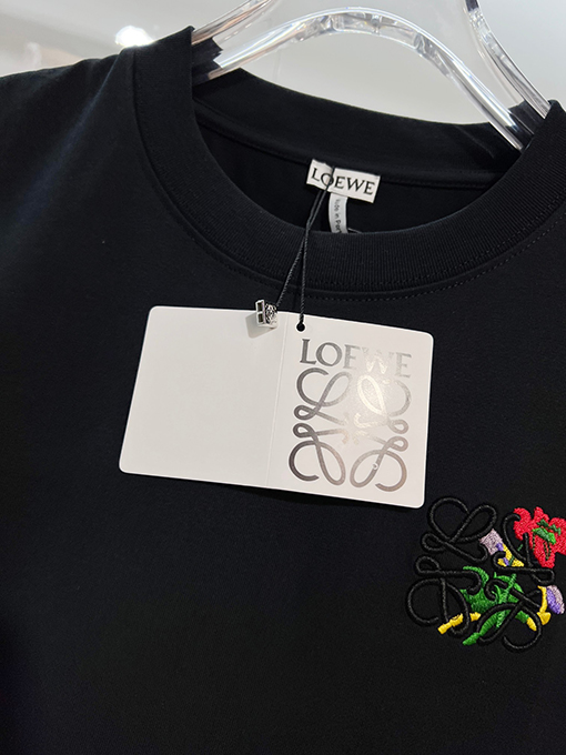 ロエベ バラと文字のロゴが刺繍されたクラシックなカラーブロックのクルーネック半袖Tシャツ