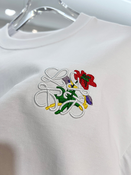 ロエベ バラと文字のロゴが刺繍されたクラシックなカラーブロックのクルーネック半袖Tシャツ
