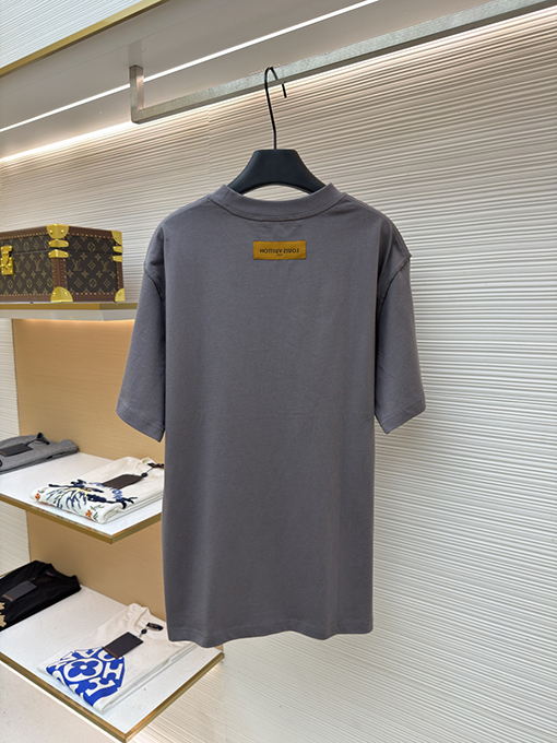 ルイヴィトン エンボスロゴ半袖Tシャツ