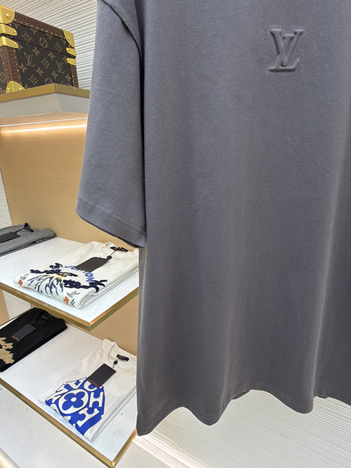 ルイヴィトン エンボスロゴ半袖Tシャツ