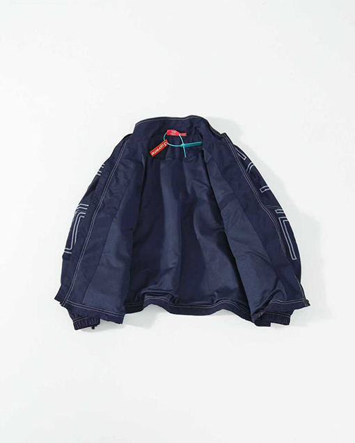 シュプリームコピー Supreme 肩に刺繍ロゴとトップステッチを施した新作コーチジャケット