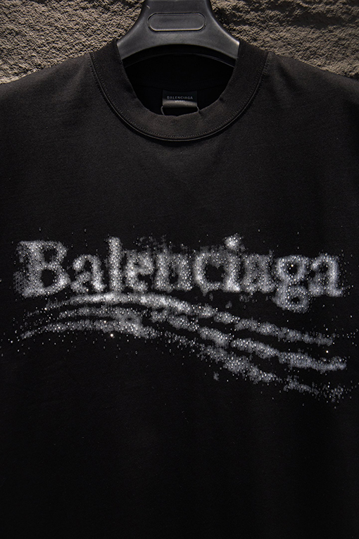 バレンシアガ Balenciaga クラシックなダメージ破れプリントラインストーンの半袖Tシャツ
