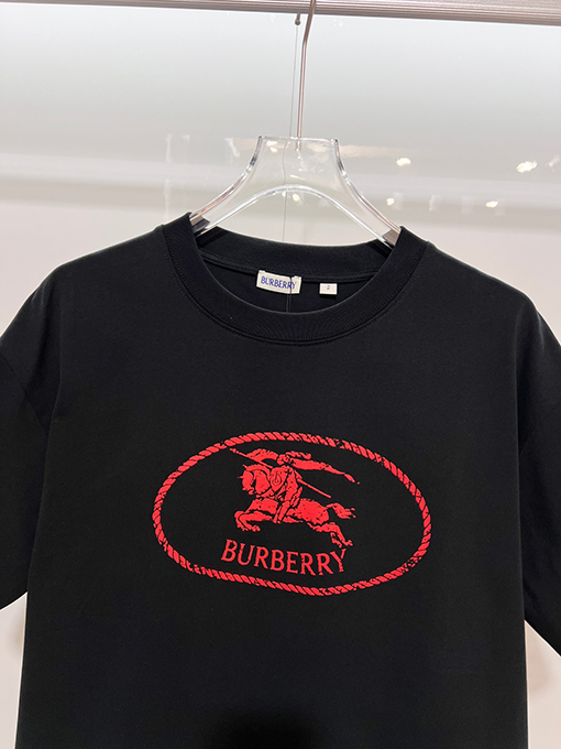 バーバリー BURBERRY のクラシック赤い軍馬のロゴがエンボスされたクルーネック半袖Tシャツ