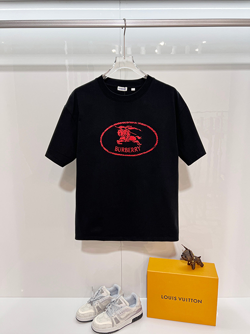バーバリー BURBERRY のクラシック赤い軍馬のロゴがエンボスされたクルーネック半袖Tシャツ