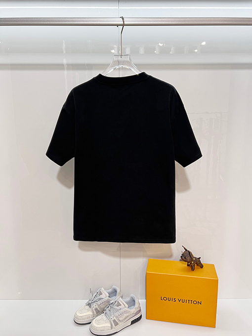 バーバリー BURBERRY のクラシック赤い軍馬のロゴがエンボスされたクルーネック半袖Tシャツ
