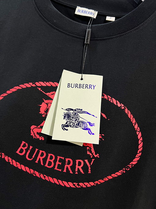 バーバリー BURBERRY のクラシック赤い軍馬のロゴがエンボスされたクルーネック半袖Tシャツ