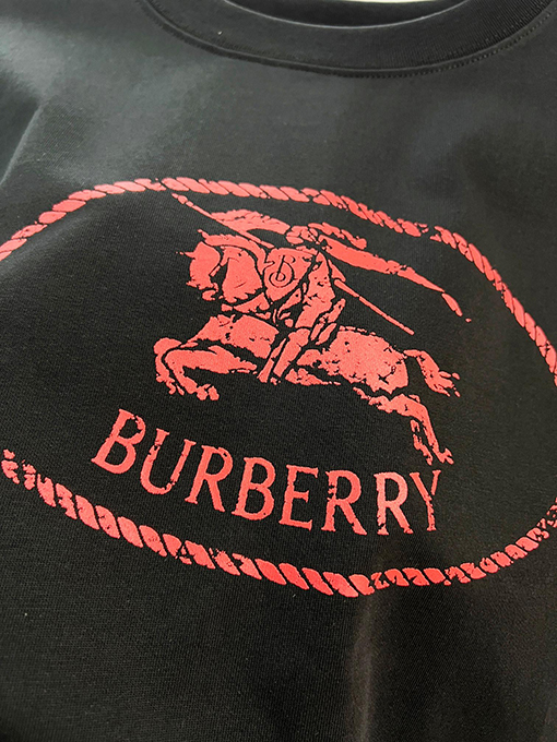 バーバリー BURBERRY のクラシック赤い軍馬のロゴがエンボスされたクルーネック半袖Tシャツ