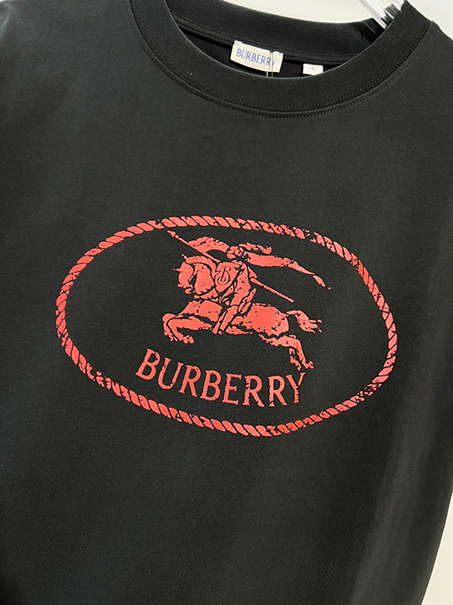 バーバリー BURBERRY のクラシック赤い軍馬のロゴがエンボスされたクルーネック半袖Tシャツ