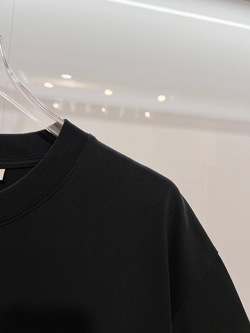 バーバリー BURBERRY のクラシック赤い軍馬のロゴがエンボスされたクルーネック半袖Tシャツ