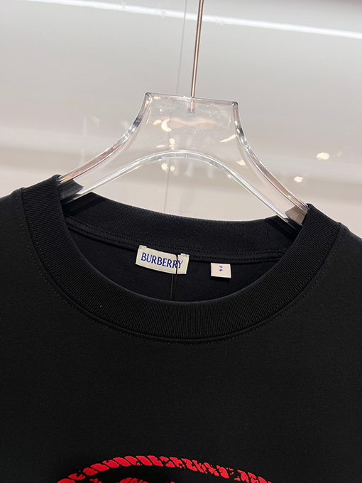 バーバリー BURBERRY のクラシック赤い軍馬のロゴがエンボスされたクルーネック半袖Tシャツ