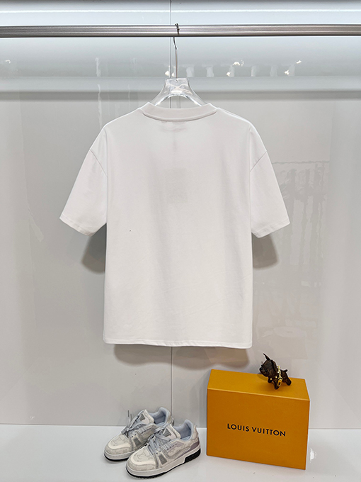 バーバリー BURBERRY のクラシック赤い軍馬のロゴがエンボスされたクルーネック半袖Tシャツ
