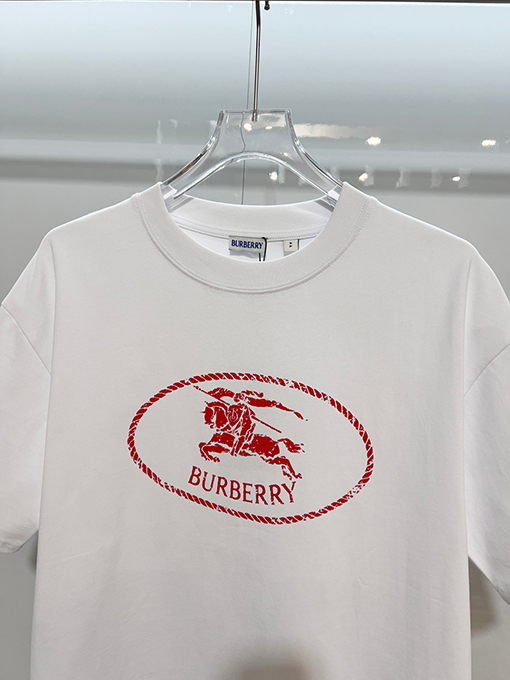 バーバリー BURBERRY のクラシック赤い軍馬のロゴがエンボスされたクルーネック半袖Tシャツ