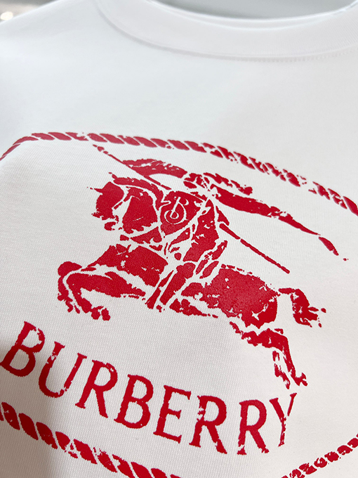 バーバリー BURBERRY のクラシック赤い軍馬のロゴがエンボスされたクルーネック半袖Tシャツ