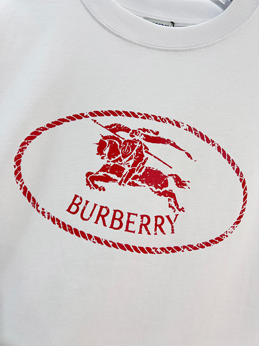 バーバリー BURBERRY のクラシック赤い軍馬のロゴがエンボスされたクルーネック半袖Tシャツ