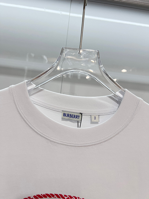 バーバリー BURBERRY のクラシック赤い軍馬のロゴがエンボスされたクルーネック半袖Tシャツ