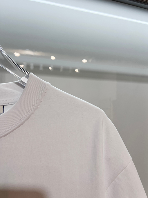 バーバリー BURBERRY のクラシック赤い軍馬のロゴがエンボスされたクルーネック半袖Tシャツ