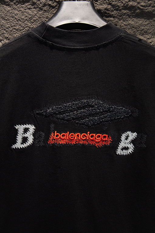 バレンシアガ Balenciaga ヘビーデューティーなダメージと破れをした中空の刺繍の半袖Tシャツ