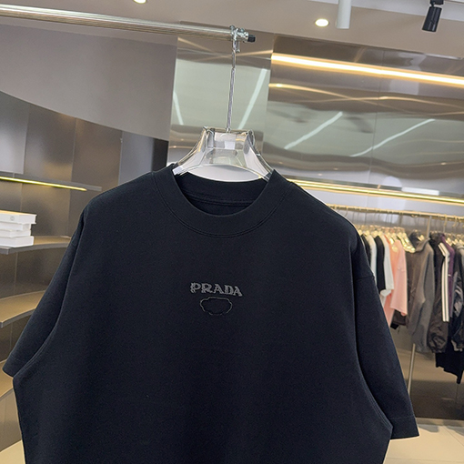 プラダ PRADAトライアングルロゴハンドカット中空の刺繍シリーズ半袖Tシャツ