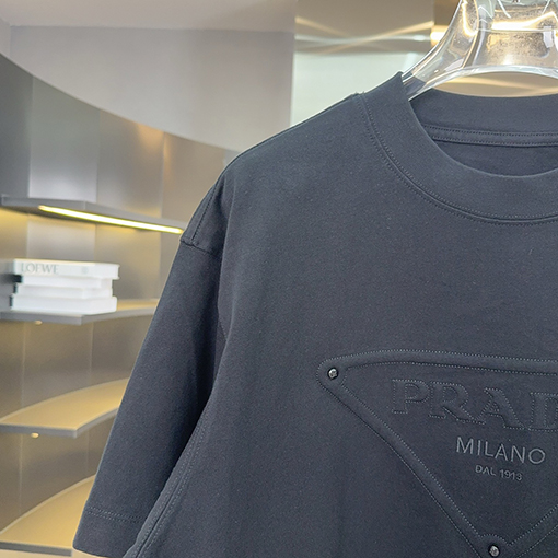 プラダ PRADAト刺繍とスタッズをしたデザインリーズの半袖Tシャツ