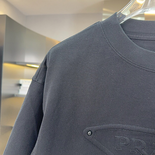 プラダ PRADAト刺繍とスタッズをしたデザインリーズの半袖Tシャツ