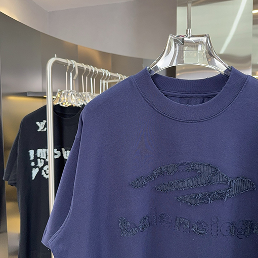 バレンシアガ Balenciaga カットアウトとウォッシュのディテールがされた刺繍パッチワーク半袖Tシャツ