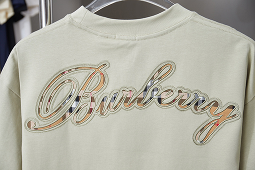 バーバリー チェック柄の筆記体ロゴ半袖Tシャツ