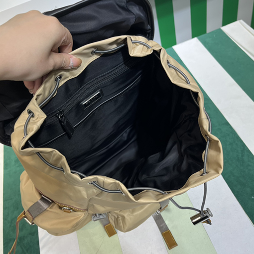 プラダスーパーコピー Saffiano 機能のな大型バックパック