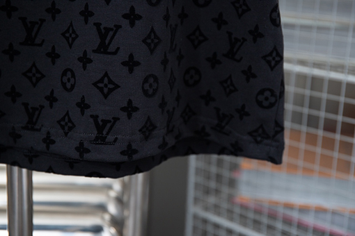 ルイヴィトンスーパーコピー オールロゴフロック半袖Tシャツ