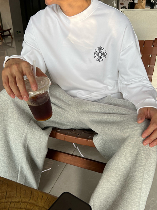 クロムハーツスーパーコピー 胸元に目をくロゴプリントが入ったクルーネックスウェットシャツ